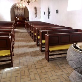 Polstring af hynder og puder til kirker